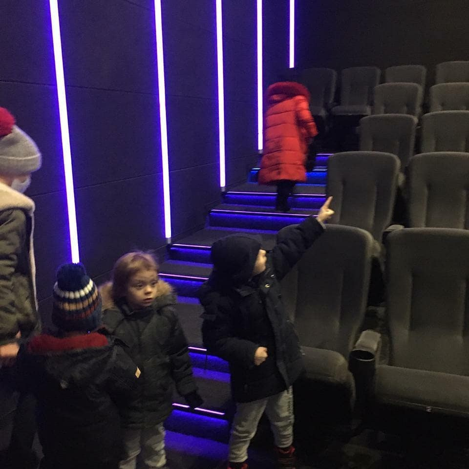 🎬✨ Волшебный предновогодний вечер с мультфильмом 'Полное погружение' в кинотеатре 'Большой'! ✨🎬