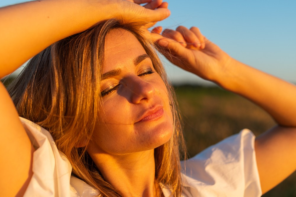 Поле, закат и наши улыбки. Фотограф Мария Ковкова
