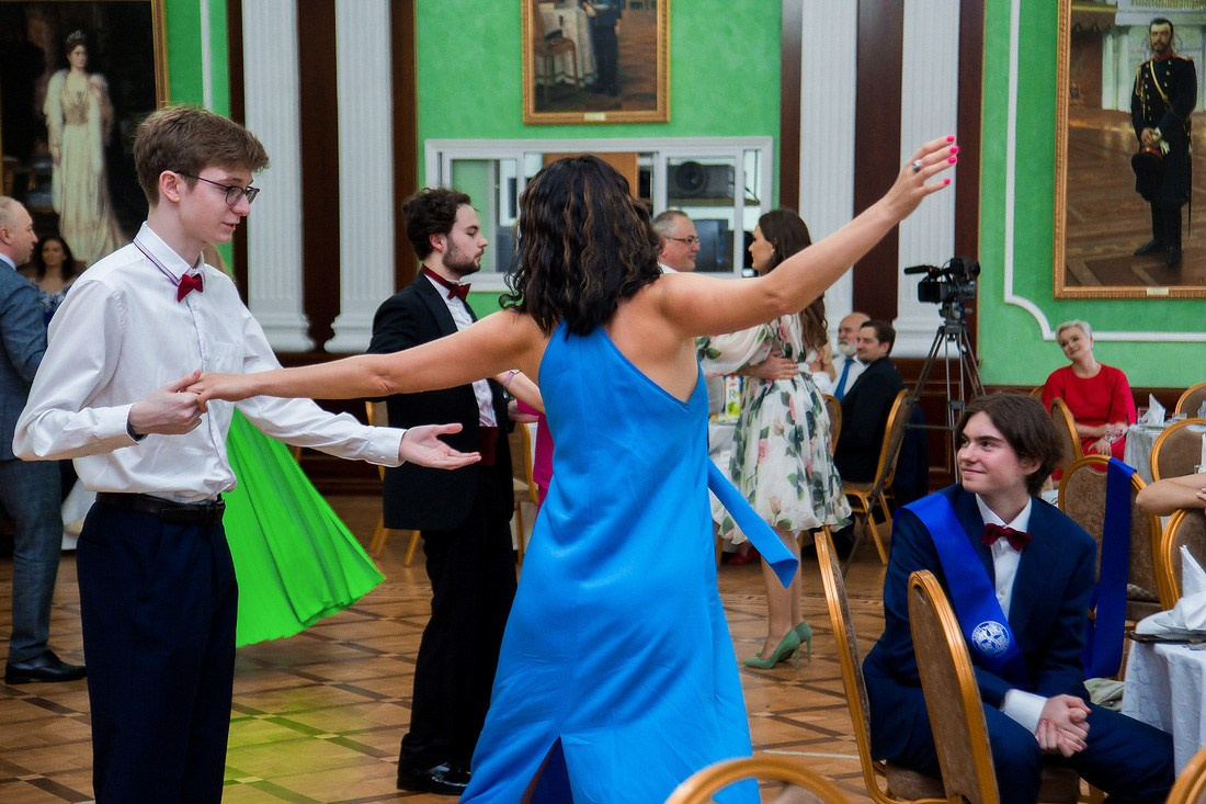 Выпускной в гимназии «Василиада». Репортажный фотограф Борис Геер