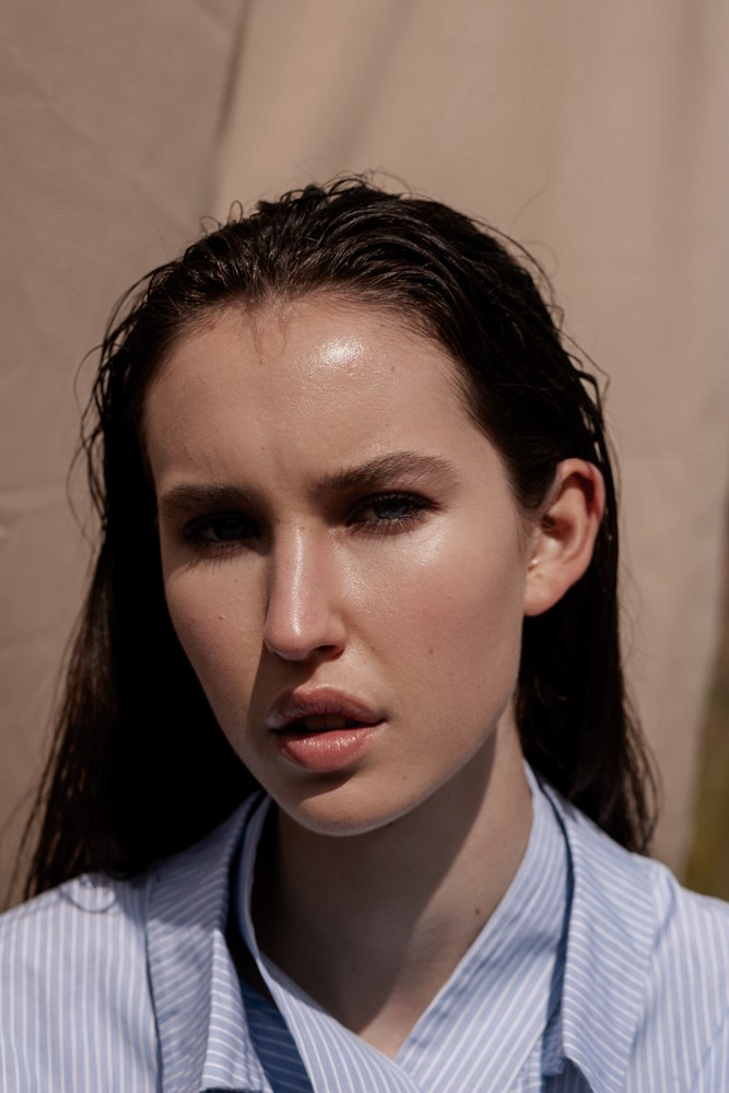 Портрет девушки на улице с системой фонов близкий