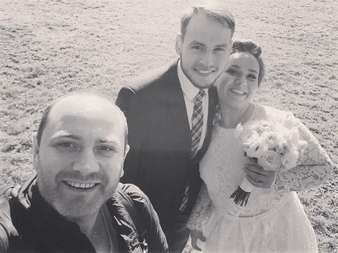 Фотограф в кадре — на протяжении уже 10 лет, по традиции делаю обязательно фото с молодыми!. Свадебный фотограф Александр Абрамов Москва / Зеленоград