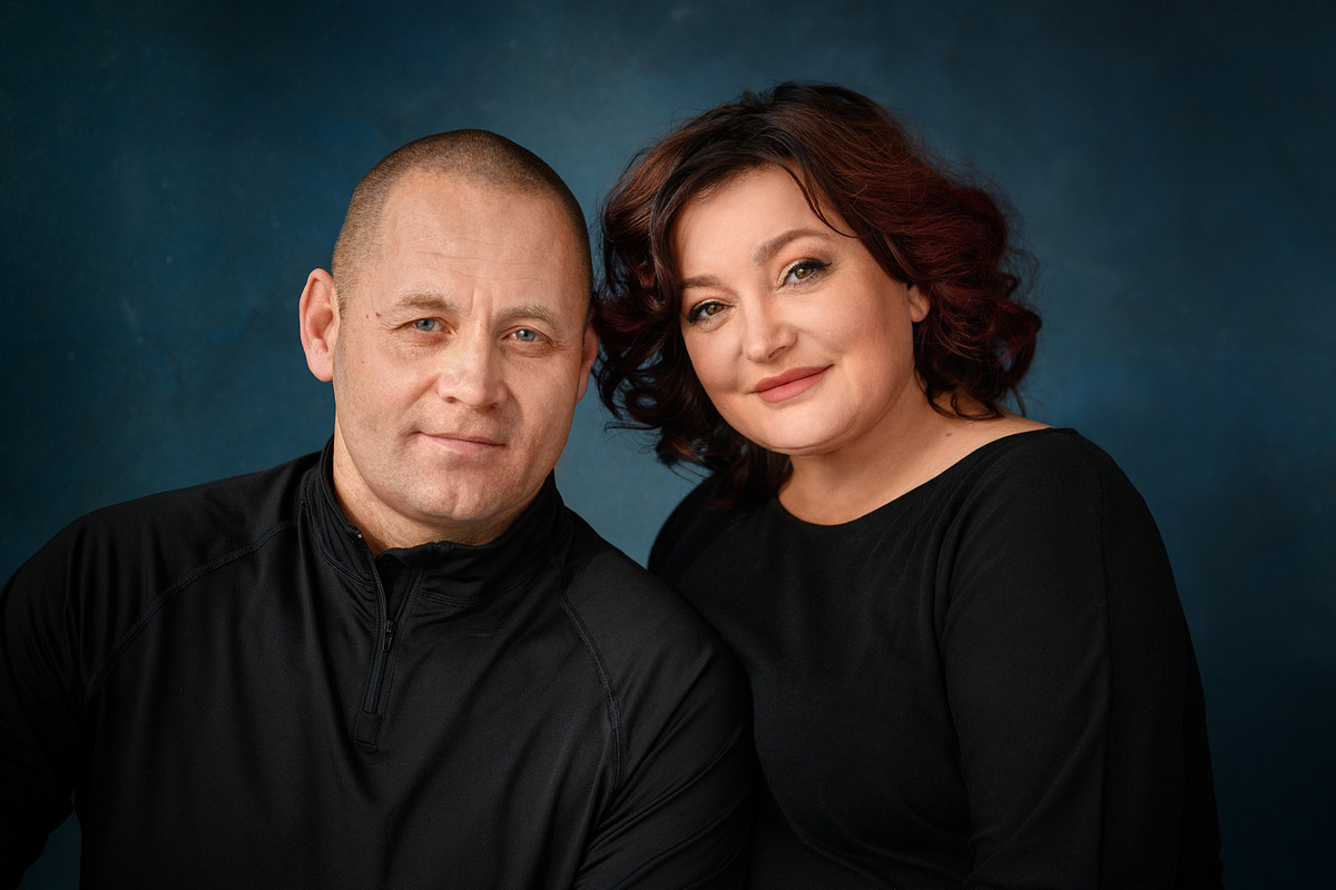 семейный портрет в студии на тёмном фоне