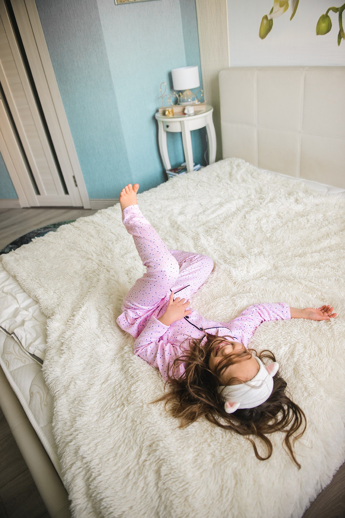Family photo shoot at home , mom and daughter, in pajamas, Photographer Elena Carruthers, Scotland