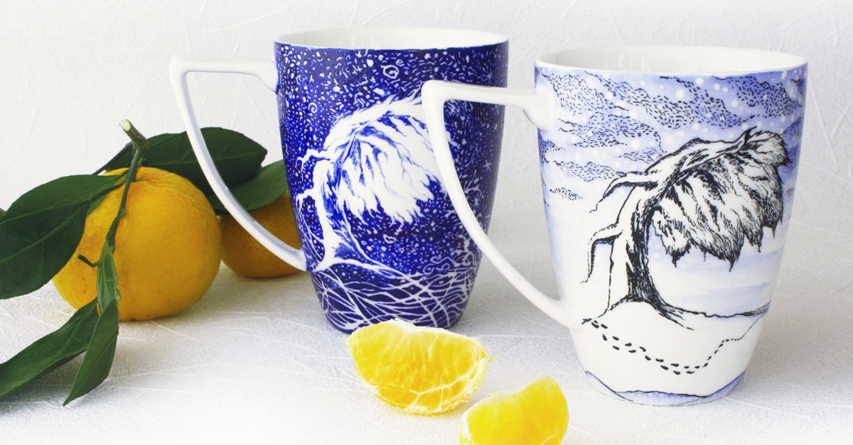 Кружка с росписью выполнена по эскизам сказки-повести Туве Янсон «Волшебная зима». Надглазурная роспись по фарфору в Санкт-Петербурге.