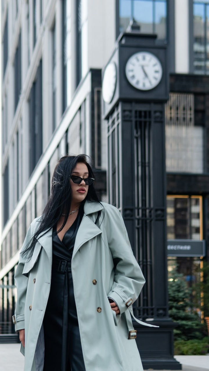 девушка на фоне часов в Новосибирске