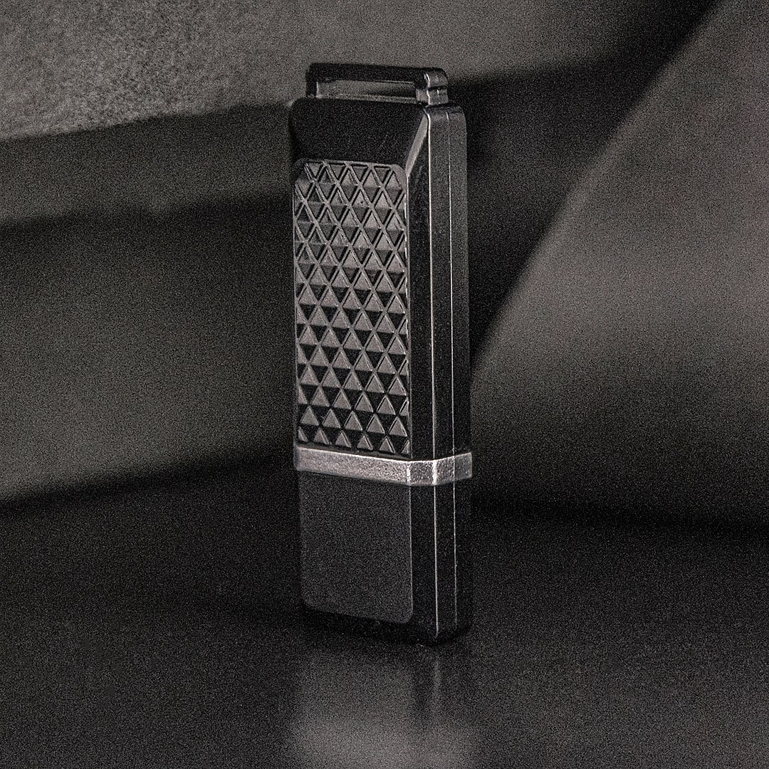 Черная флешка на темном фоне