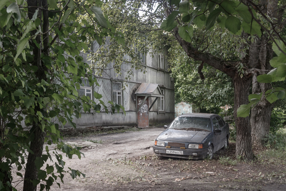 Одинокая машина и дом.