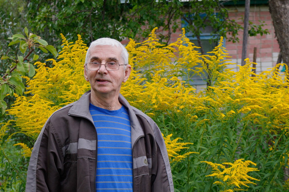 Мужчина на фоне жёлтых цветов.