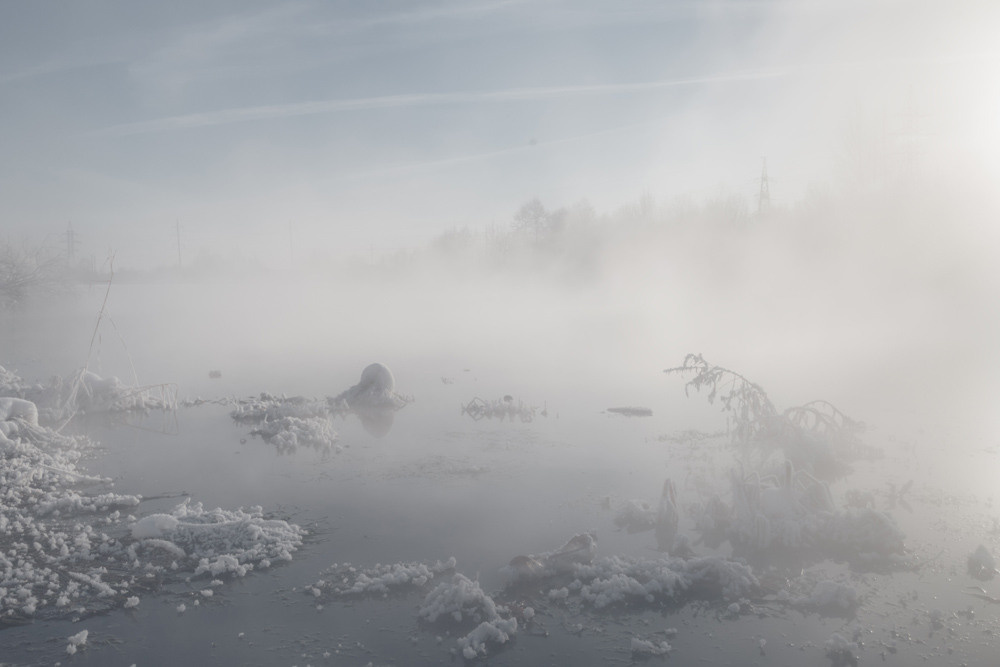 Пруд, в который стекает вода из ТЭЦ. Зима, мороз -28, над водой пар.