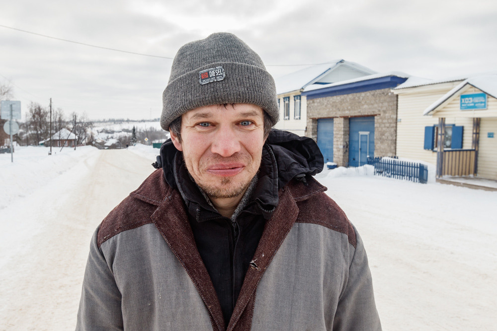 Портрет мужчины зимой в посёлке.