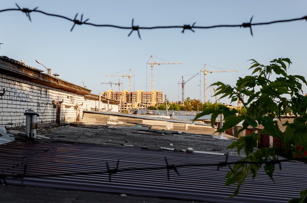 Строительство за колючей проволокой
