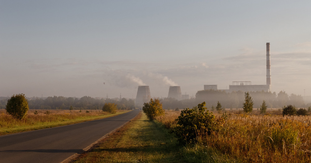 Пейзаж с видом на трубы ТЭЦ и воздушный шар.