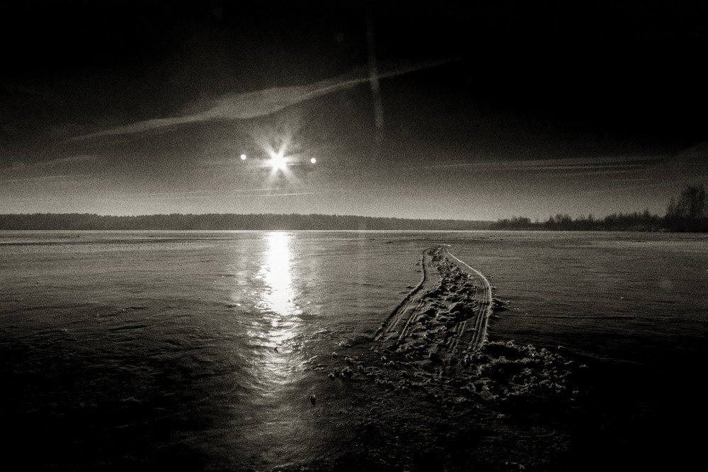 Замёрзшее озеро и след от трактора.