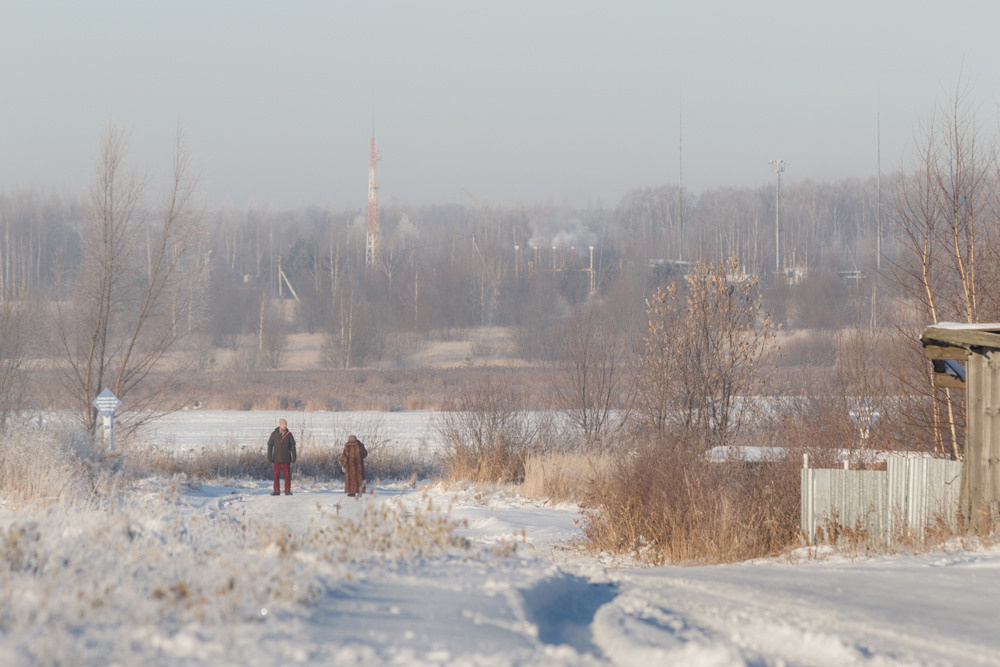 Две стороны. Мужчина и старушка.