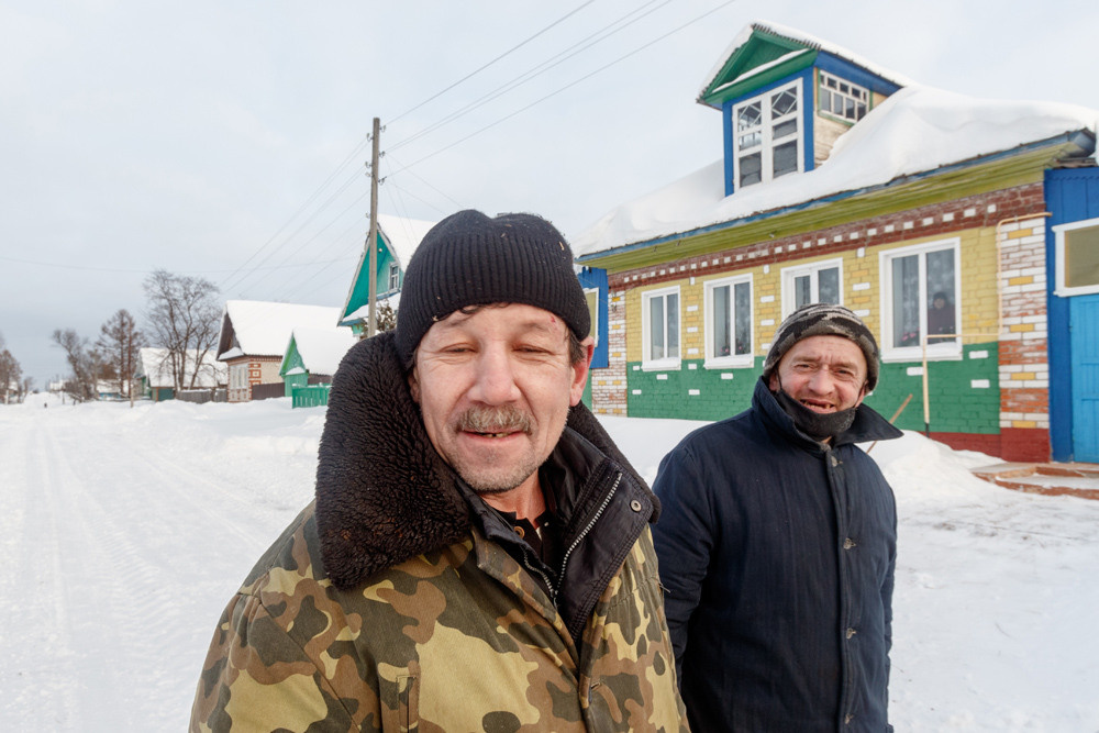 Два мужика в деревне.