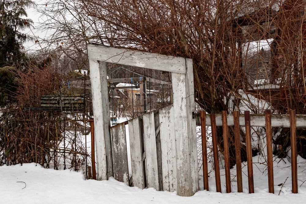Калитка, забор, постройка на участке как геометрические фигуры.