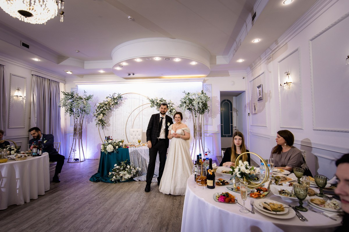 Жених и невеста говорят слова благодарности гостям в  ресторане Санкт-Петербурга. Горизонтальный кадр.