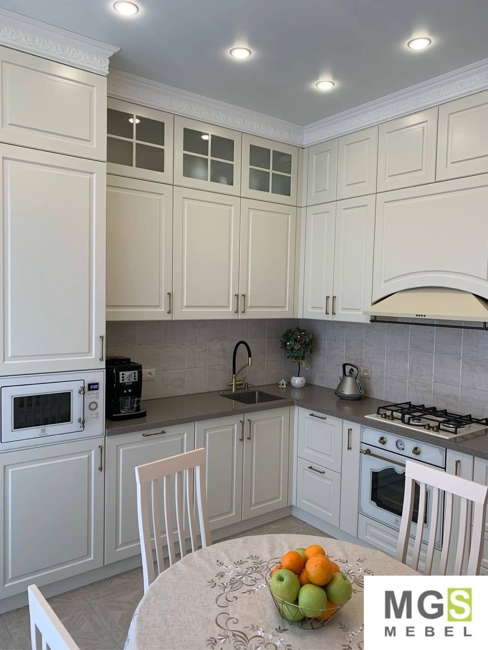 Светлый кухонный гарнитур MGS мебель
