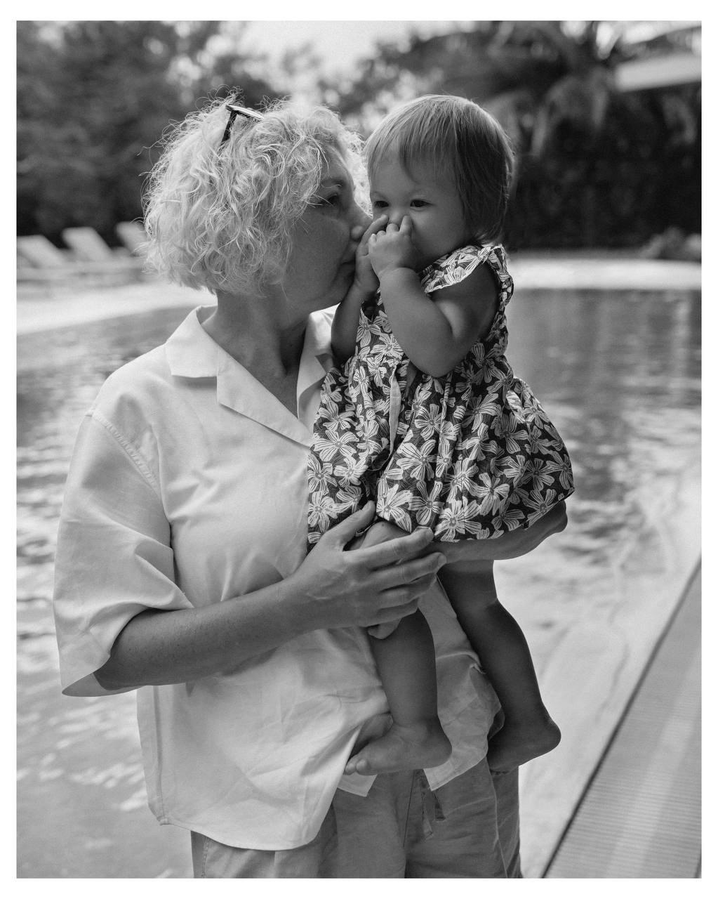 Портрет бабушки и ребенка на фоне бассейна