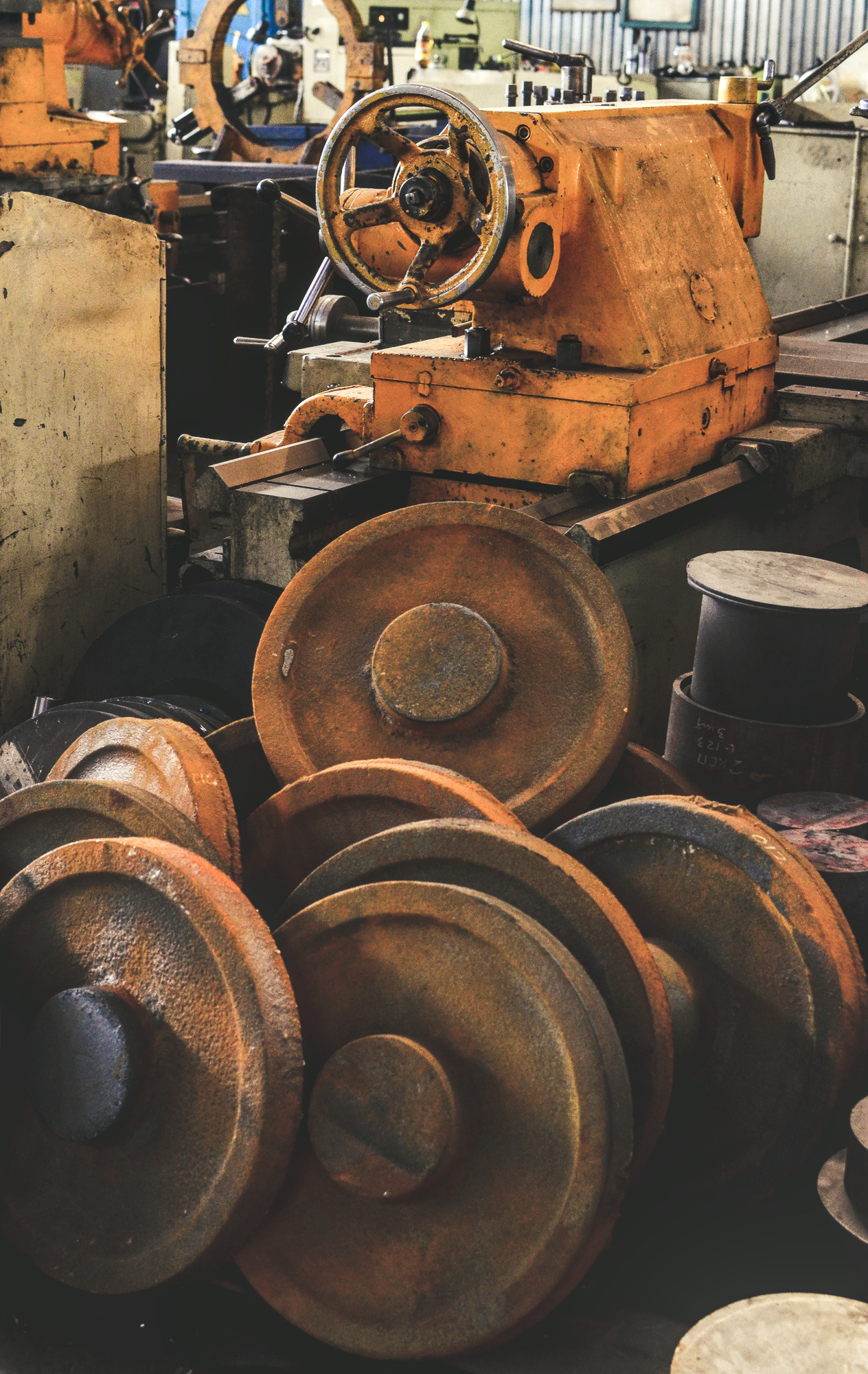 Производство индустриальная фотография Новосибирск круглая заготовка со станком Промышленное фото