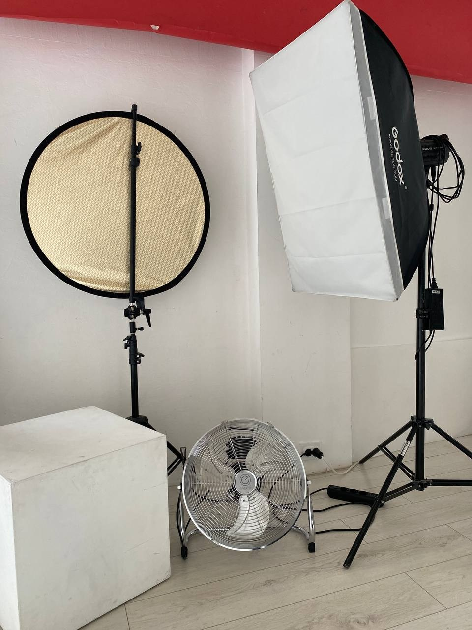 Зал White в фотостудии Точка. Профессиональная фотостудия в Санкт-Петербурге «Точка»