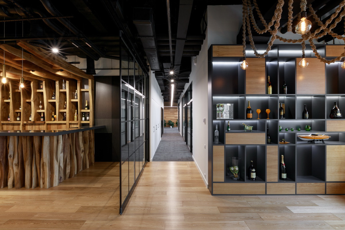 Бар в офисе «Hennesy». Профессиональная фотосъемка для бизнеса и личного бренда в Москве