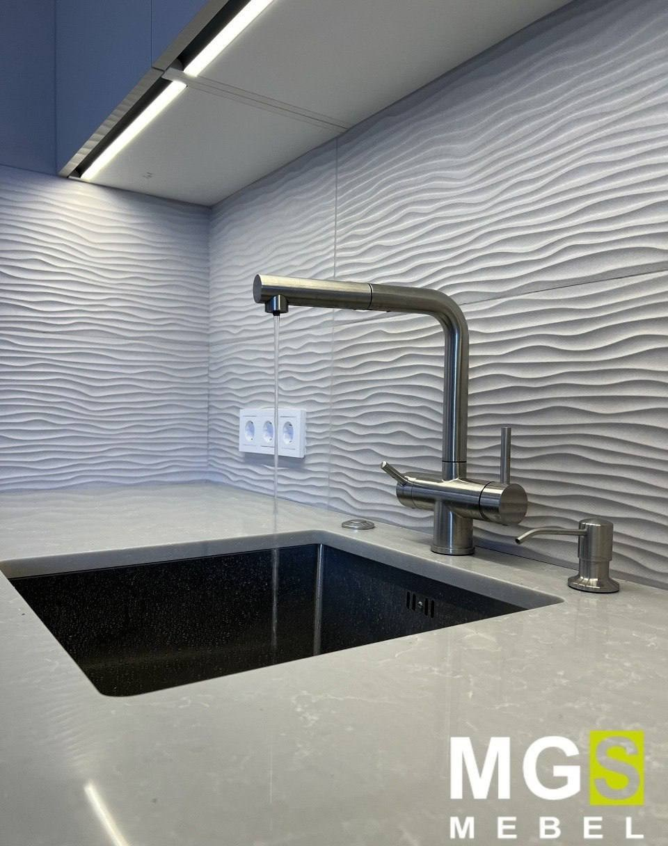 Светлая рабочая кухонная поверхность