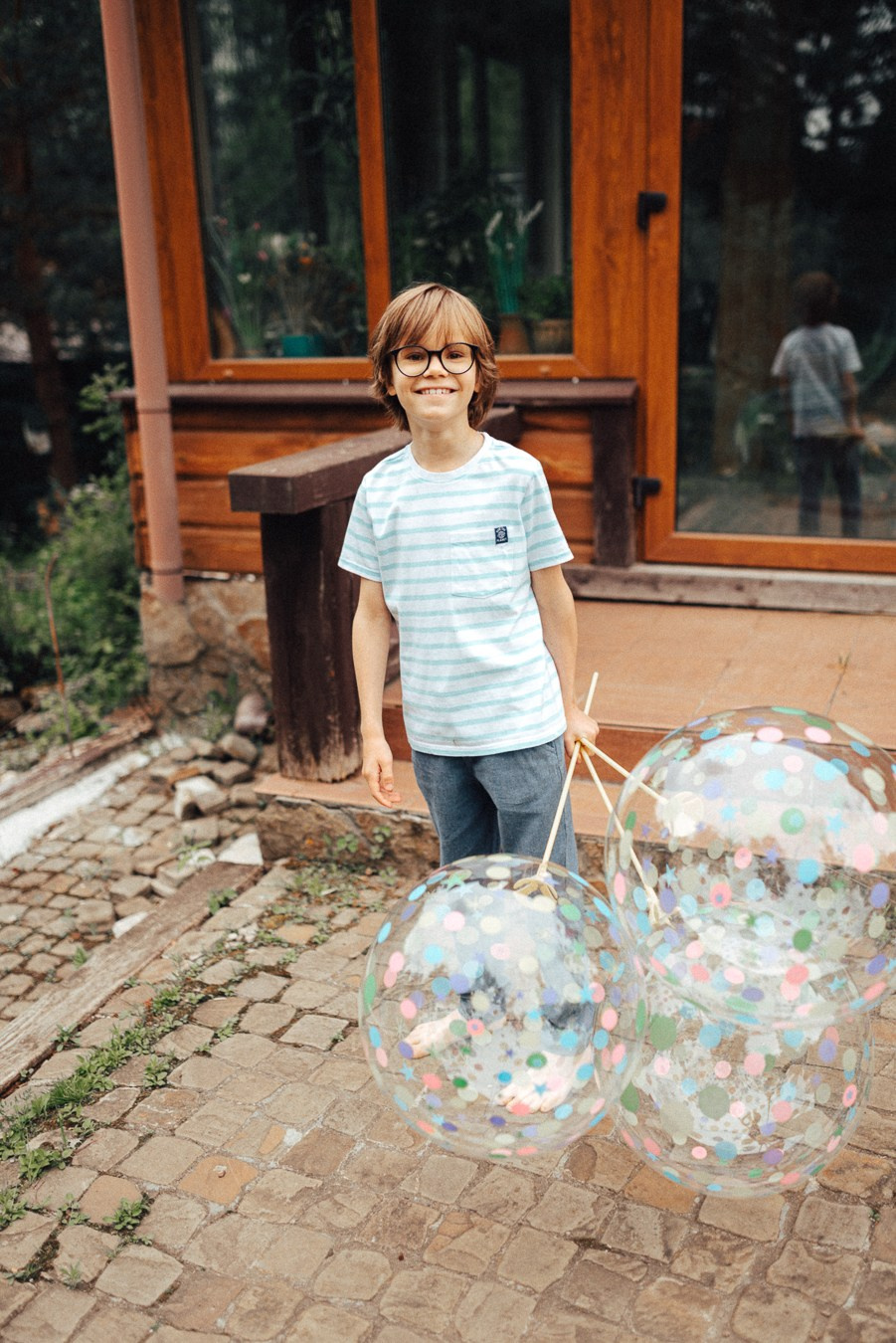 Коля, Ксюша, Саша, Андрей, Кира и бабушки | на даче