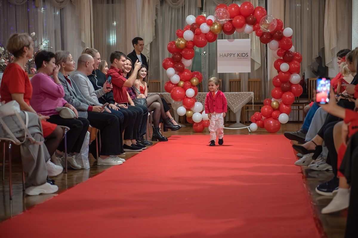 Выпускной в детской школе моделей HAPPYkids 2024. Семейный и коммерческий фотограф в Сочи Александр Бодунов