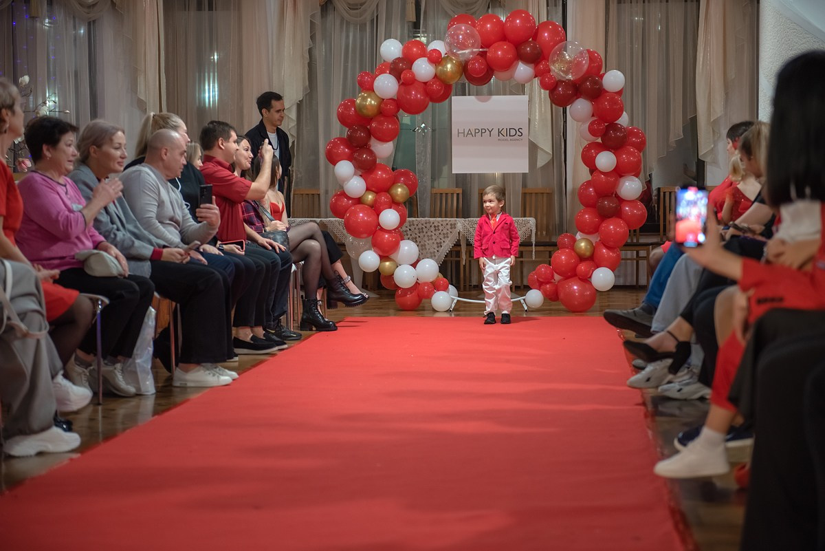 Выпускной в детской школе моделей HAPPYkids 2024. Семейный и коммерческий фотограф в Сочи Александр Бодунов