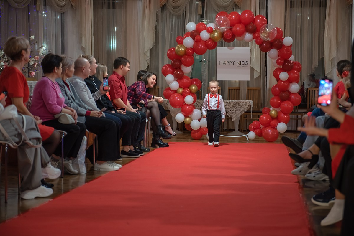 Выпускной в детской школе моделей HAPPYkids 2024. Семейный и коммерческий фотограф в Сочи Александр Бодунов
