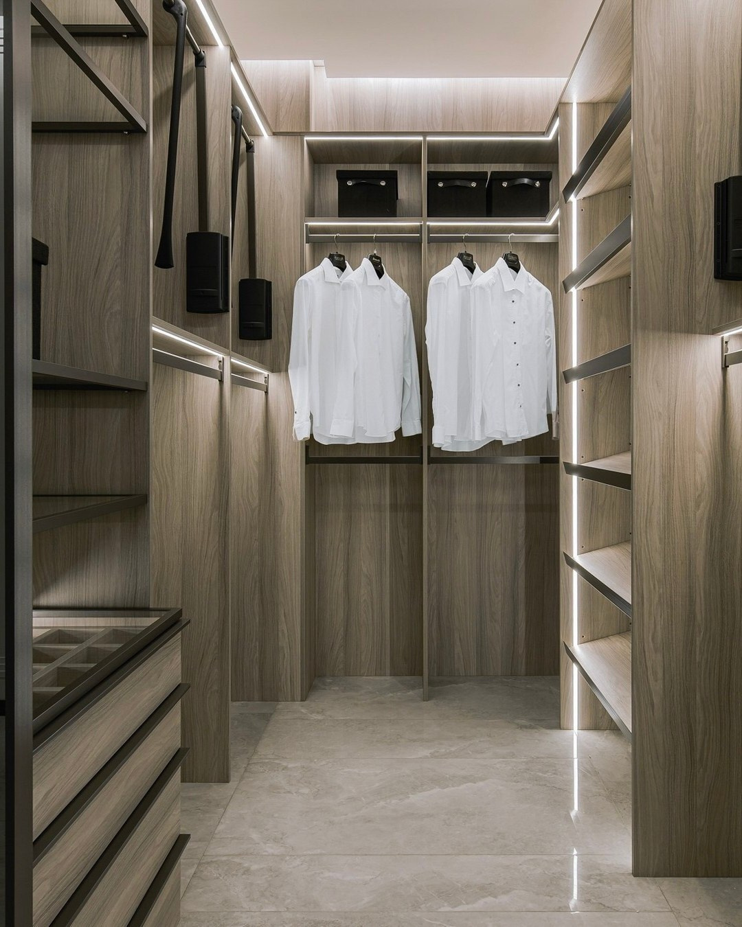 Гардеробная из светлого дерева с LED-подсветкой и полками | Проект Валерии Котович