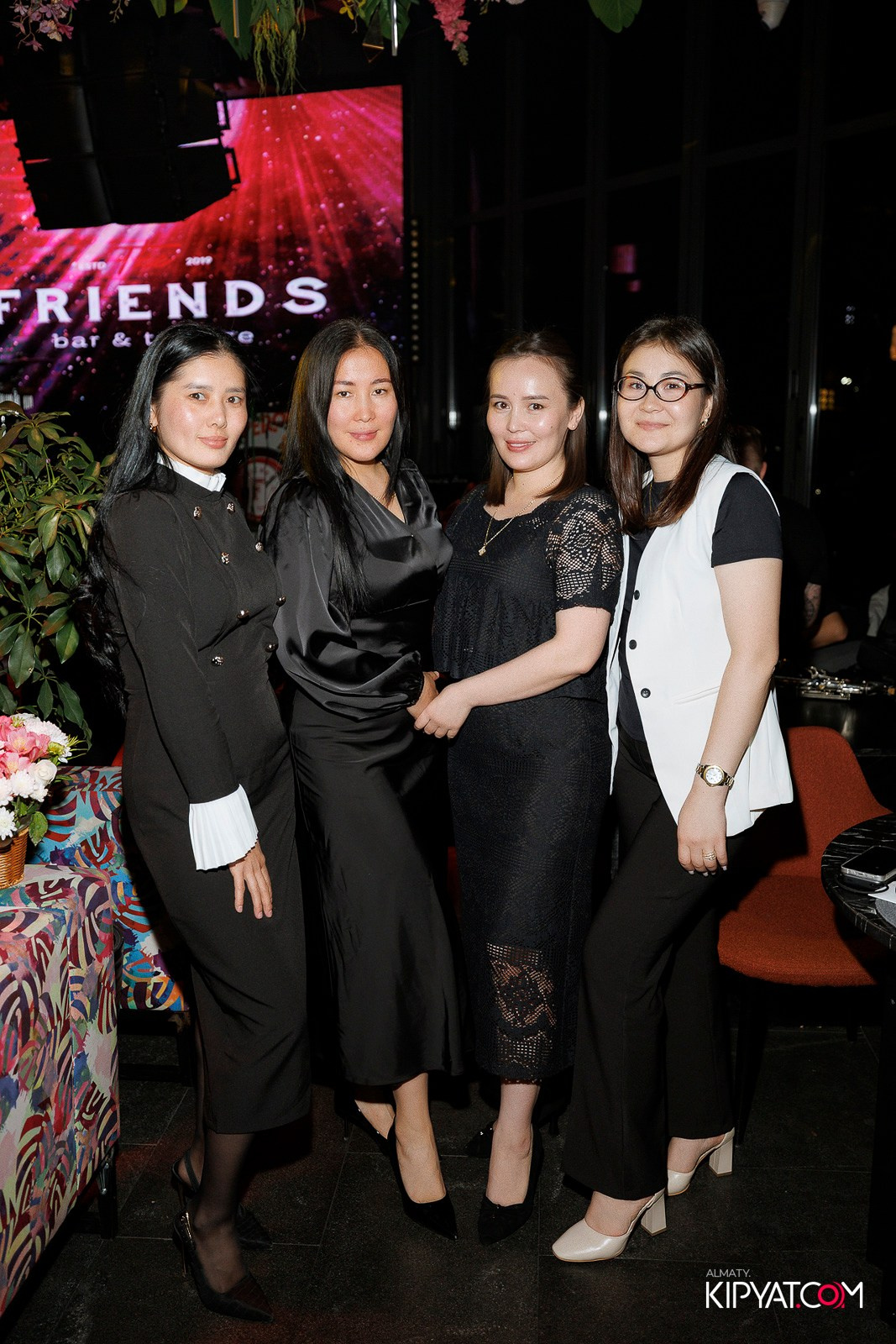 FRIENDS BAR & TERRACE. КИПЯТКОМ АЛМАТЫ! Фотосъемка мероприятий в Алматы