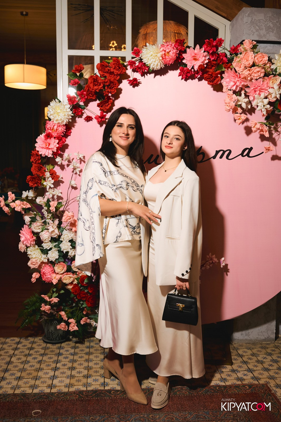 ГРУЗИНСКИЙ ДВОР НА КАБАНБАЙ БАТЫРА. КИПЯТКОМ АЛМАТЫ!