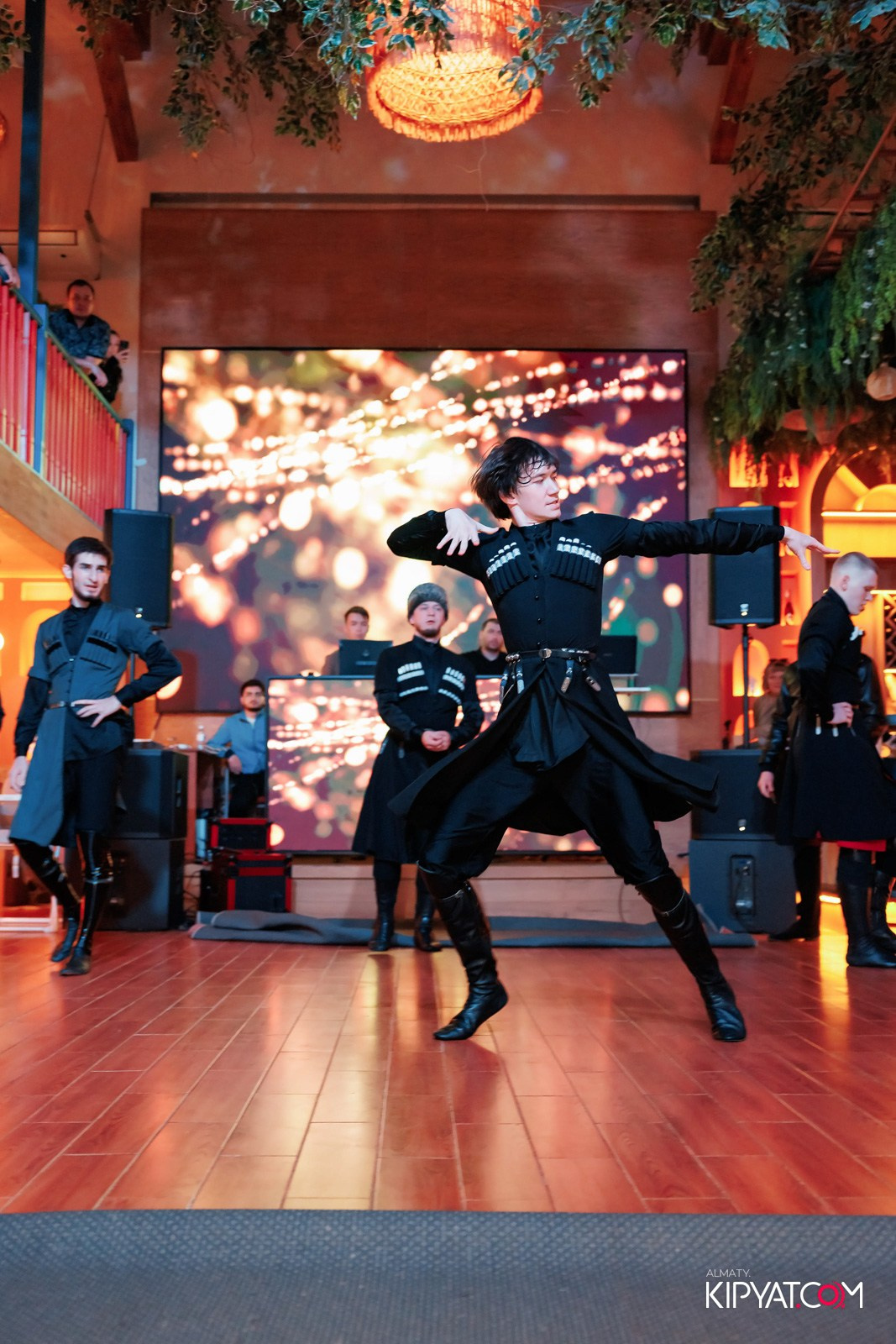 ГРУЗИНСКИЙ ДВОР НА КАБАНБАЙ БАТЫРА. КИПЯТКОМ АЛМАТЫ!