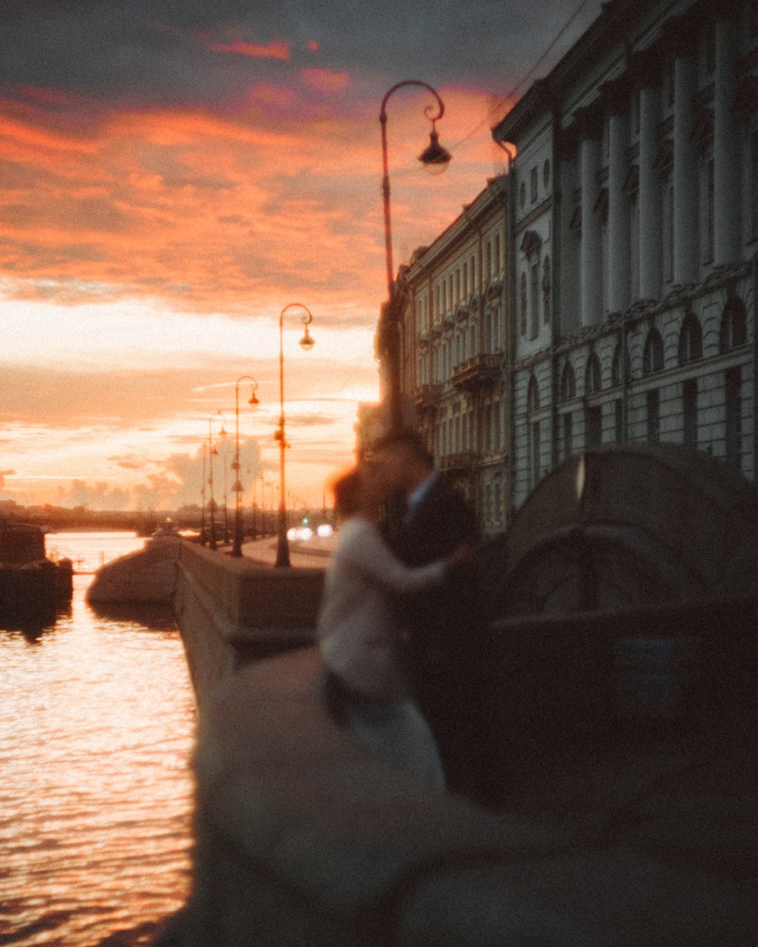 Свадебная прогулка на рассвете на фоне разводных мостов, Санкт-Петербург