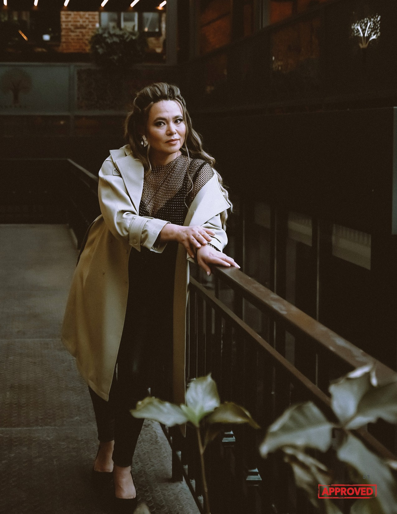 На фото девушка облокотилась на перила.