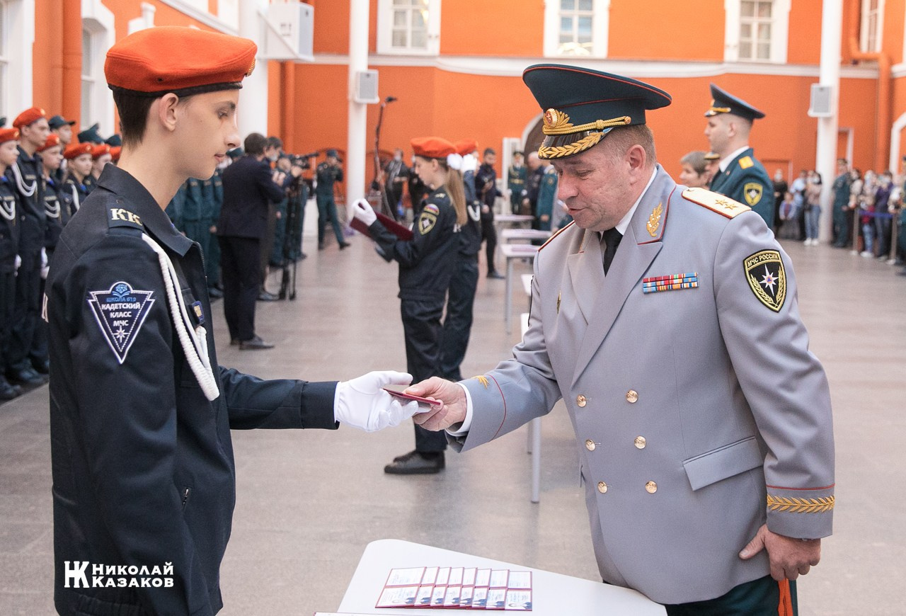 Воспитанница кадетского класса МЧС читает присягу во время торжественного посвящения в кадеты в Атриуме Петропавловской крепости 