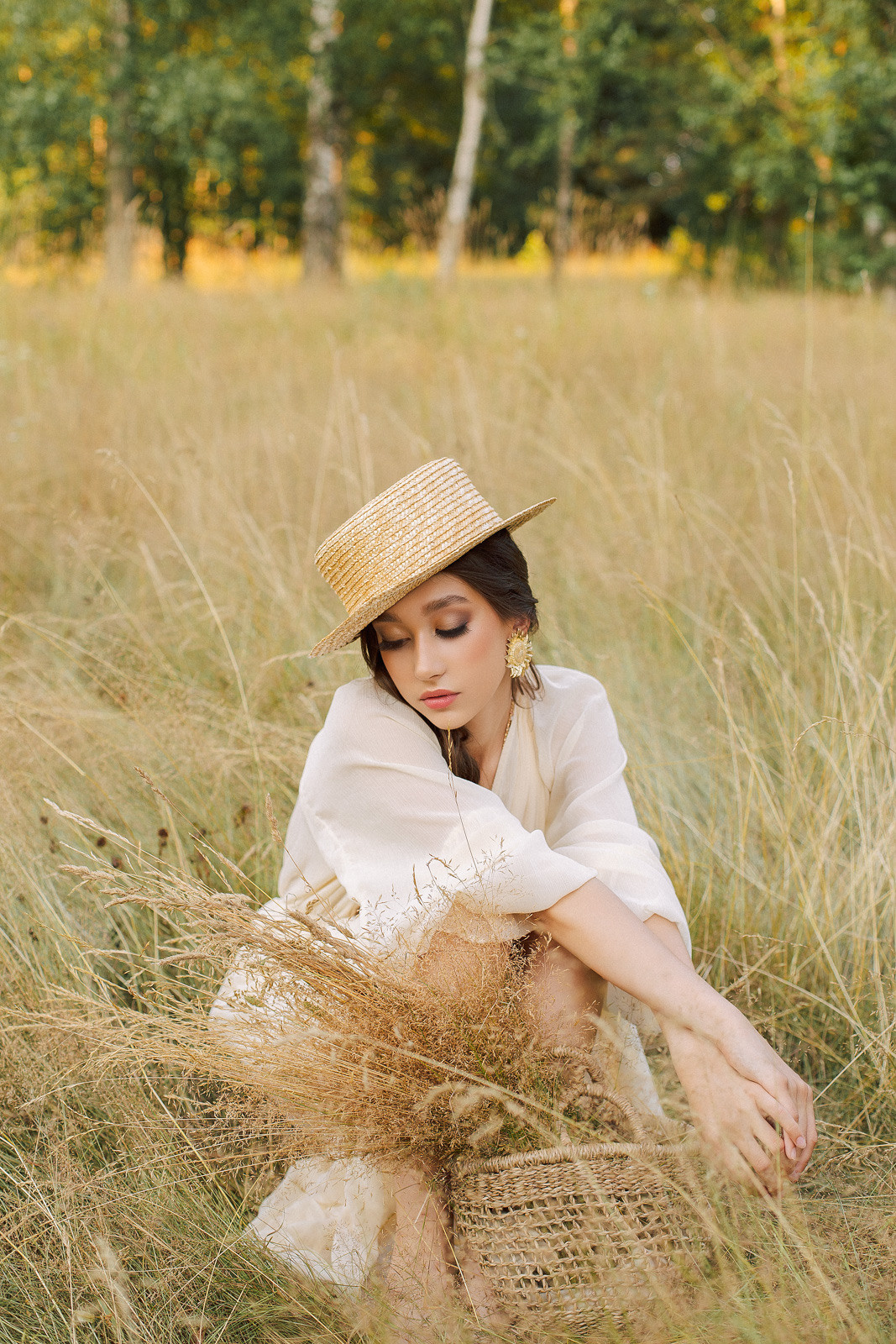 Прогулка по полю. Свадебный фотограф Санкт-Петербург  Москва