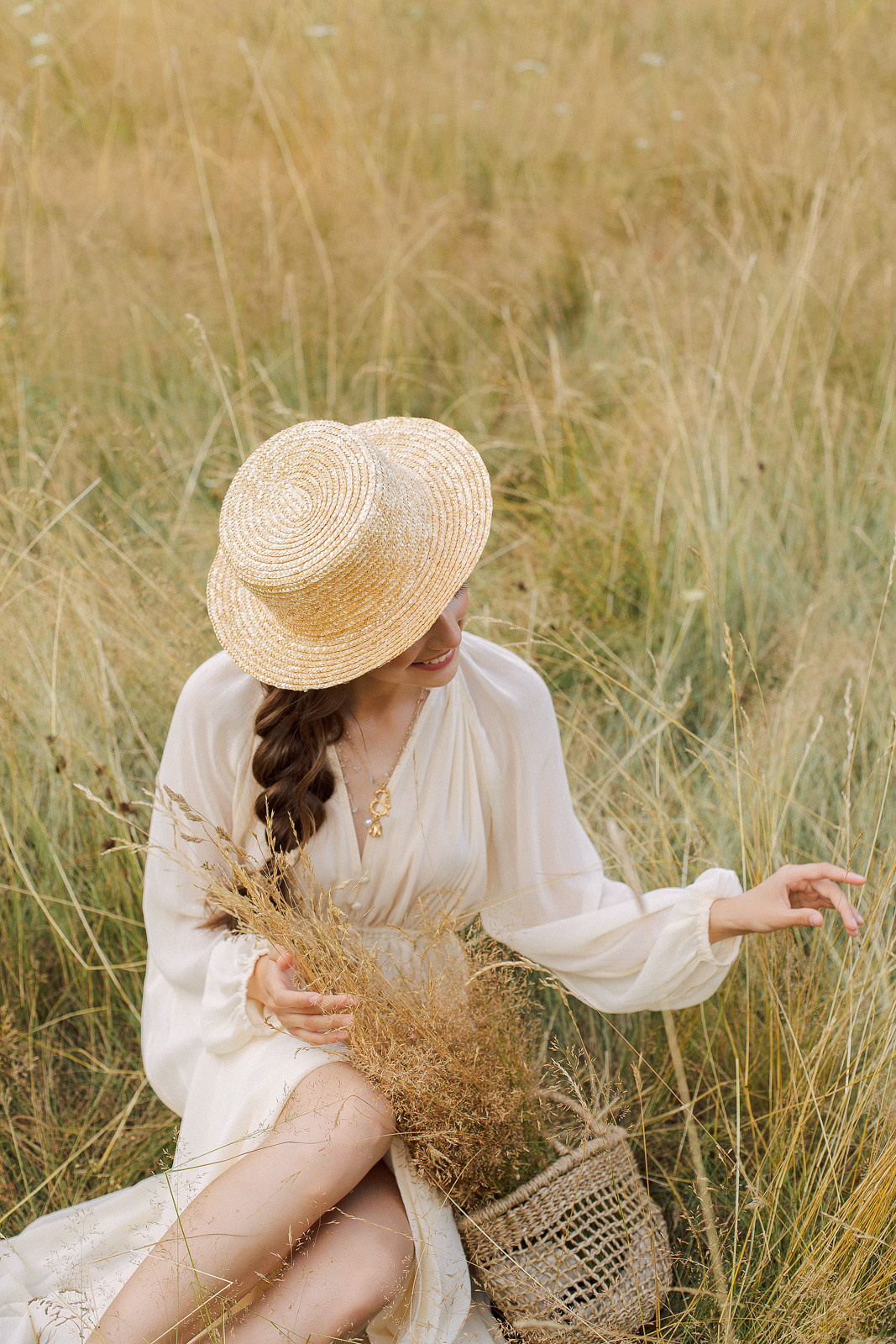Прогулка по полю. Свадебный фотограф Санкт-Петербург  Москва