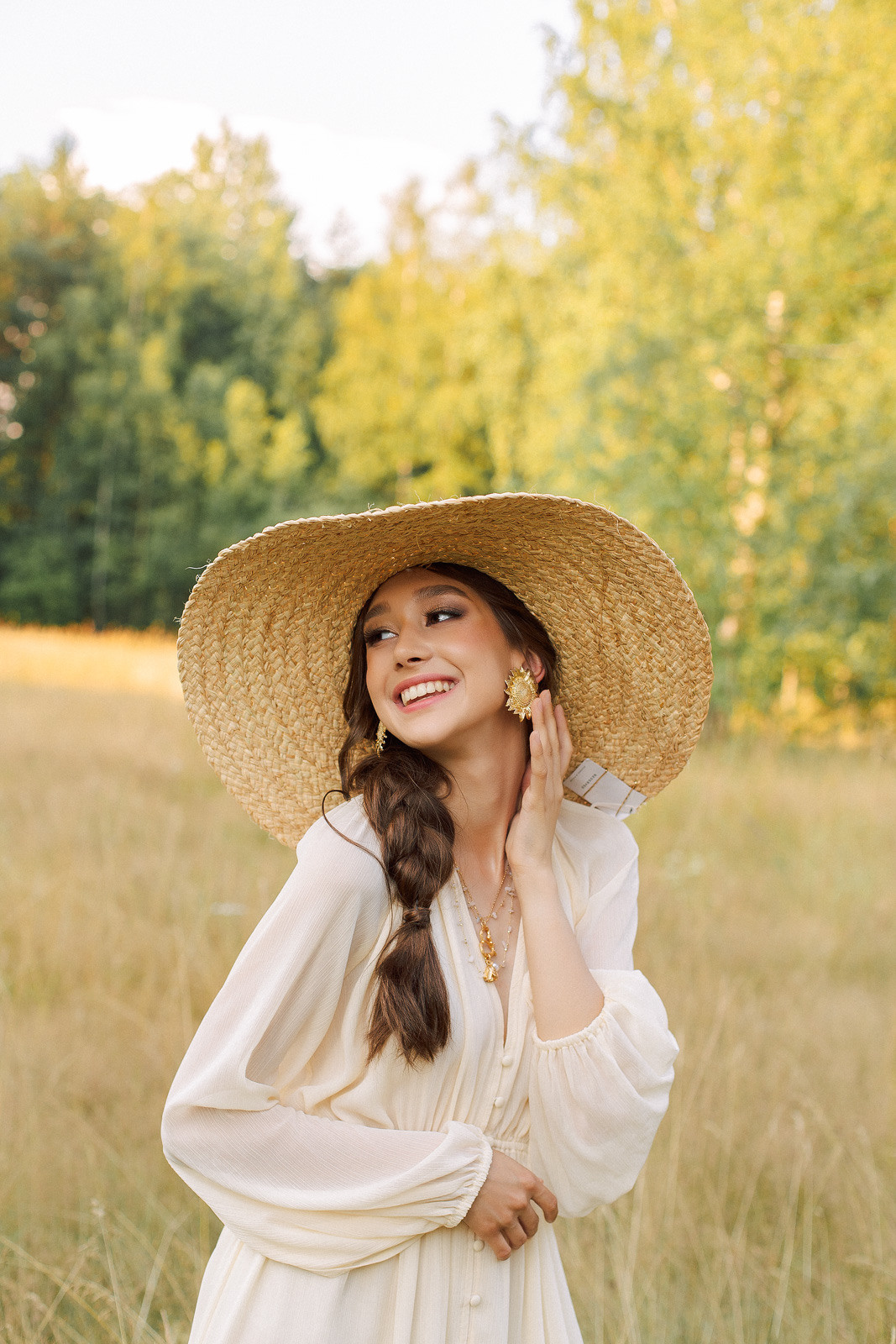 Прогулка по полю. Свадебный фотограф Санкт-Петербург  Москва