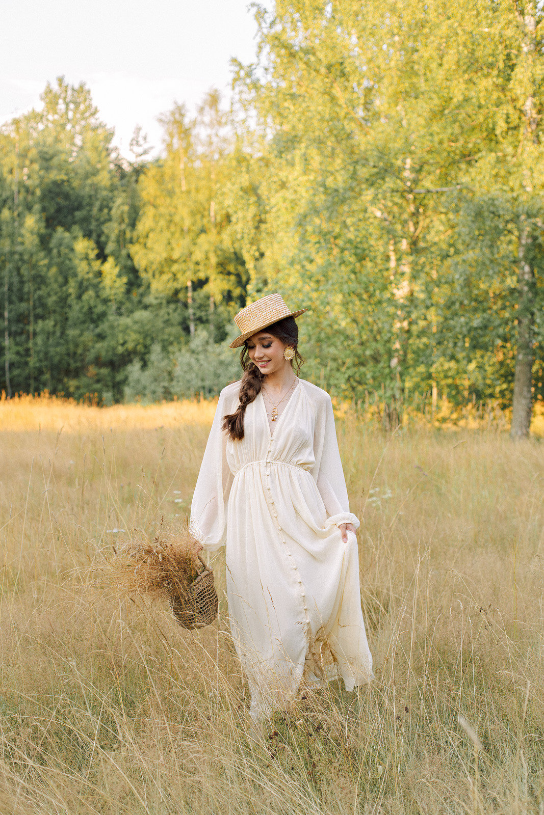 Прогулка по полю. Свадебный фотограф Санкт-Петербург  Москва