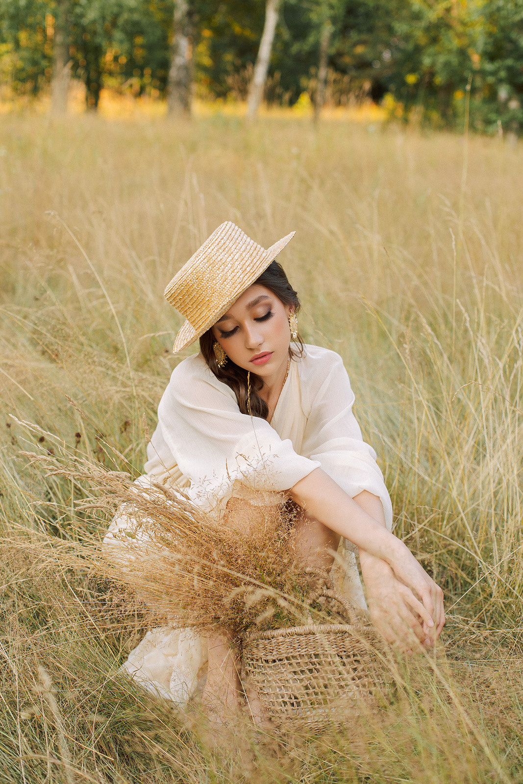 Прогулка по полю. Свадебный фотограф Санкт-Петербург  Москва