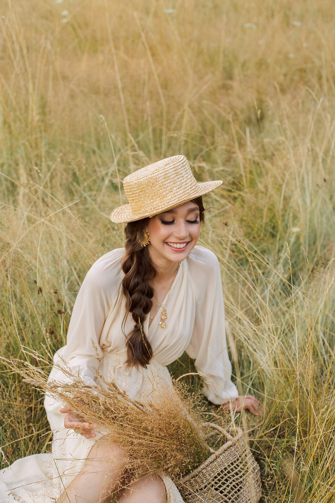 Прогулка по полю. Свадебный фотограф Санкт-Петербург  Москва
