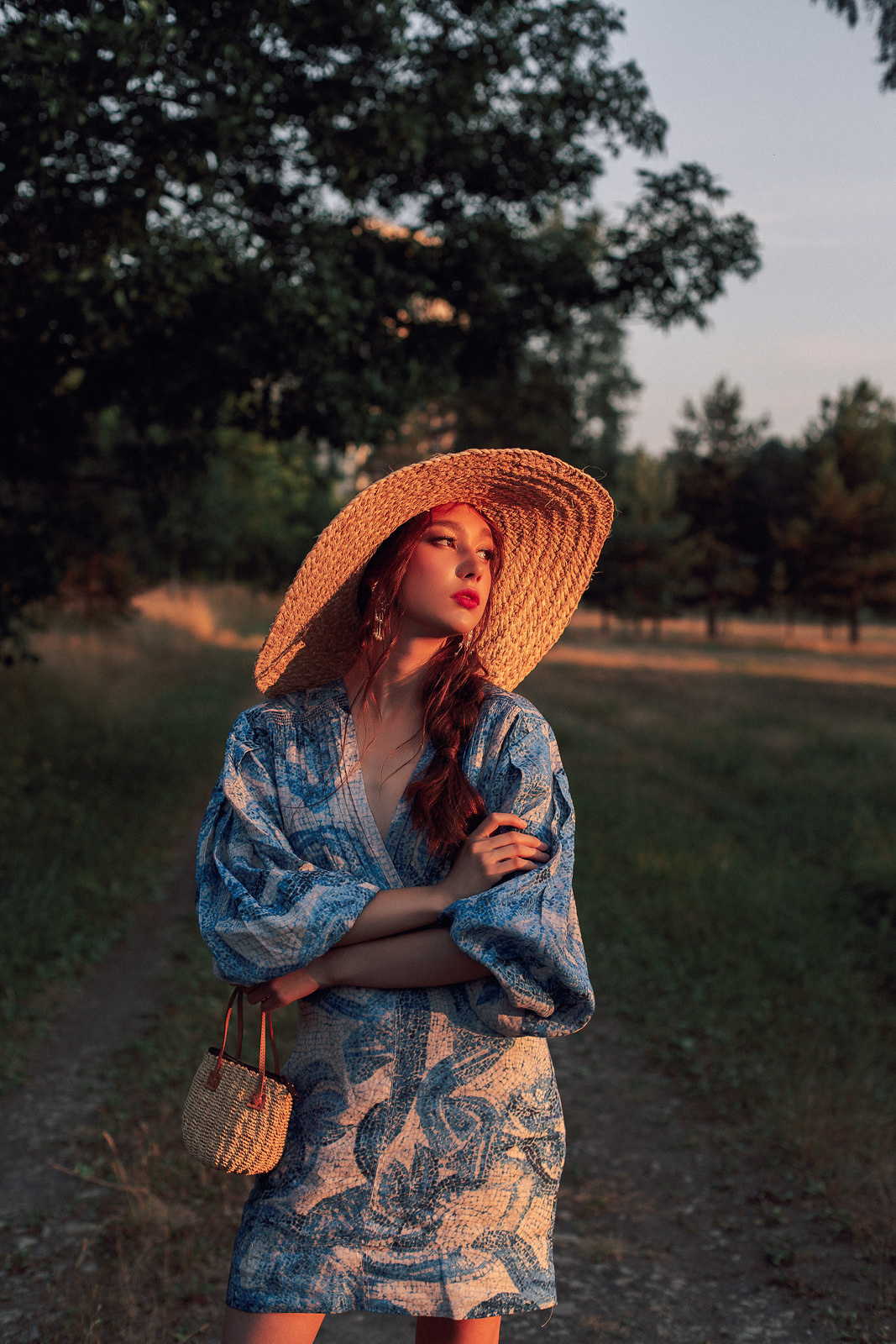 Прогулка по полю. Свадебный фотограф Санкт-Петербург  Москва