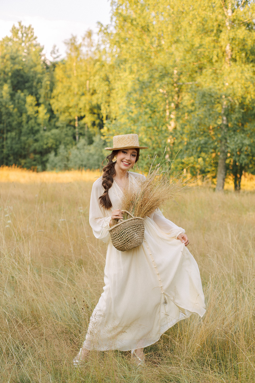 Прогулка по полю. Свадебный фотограф Санкт-Петербург  Москва