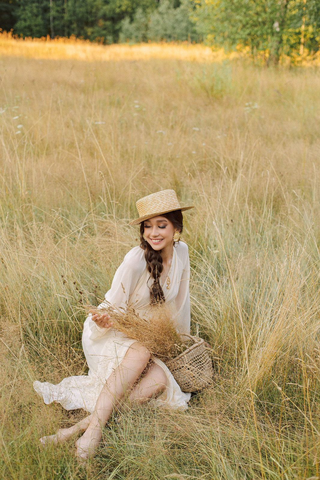 Прогулка по полю. Свадебный фотограф Санкт-Петербург  Москва