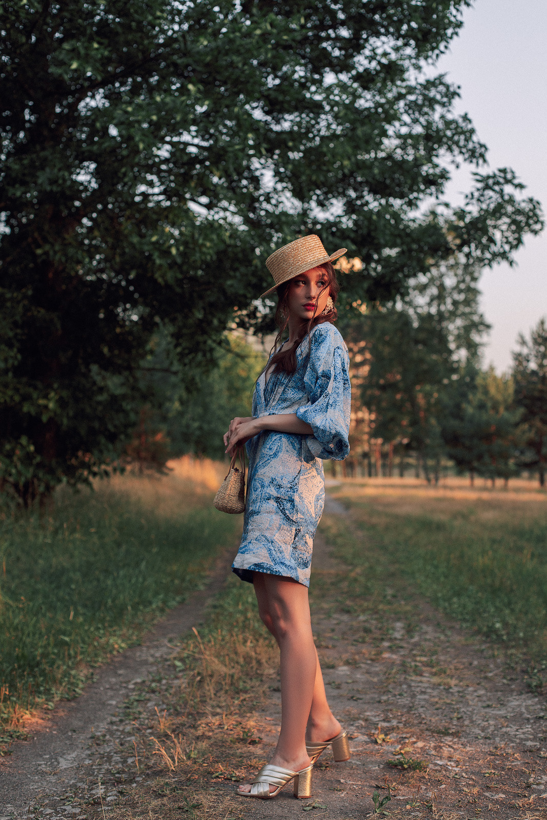 Прогулка по полю. Свадебный фотограф Санкт-Петербург  Москва