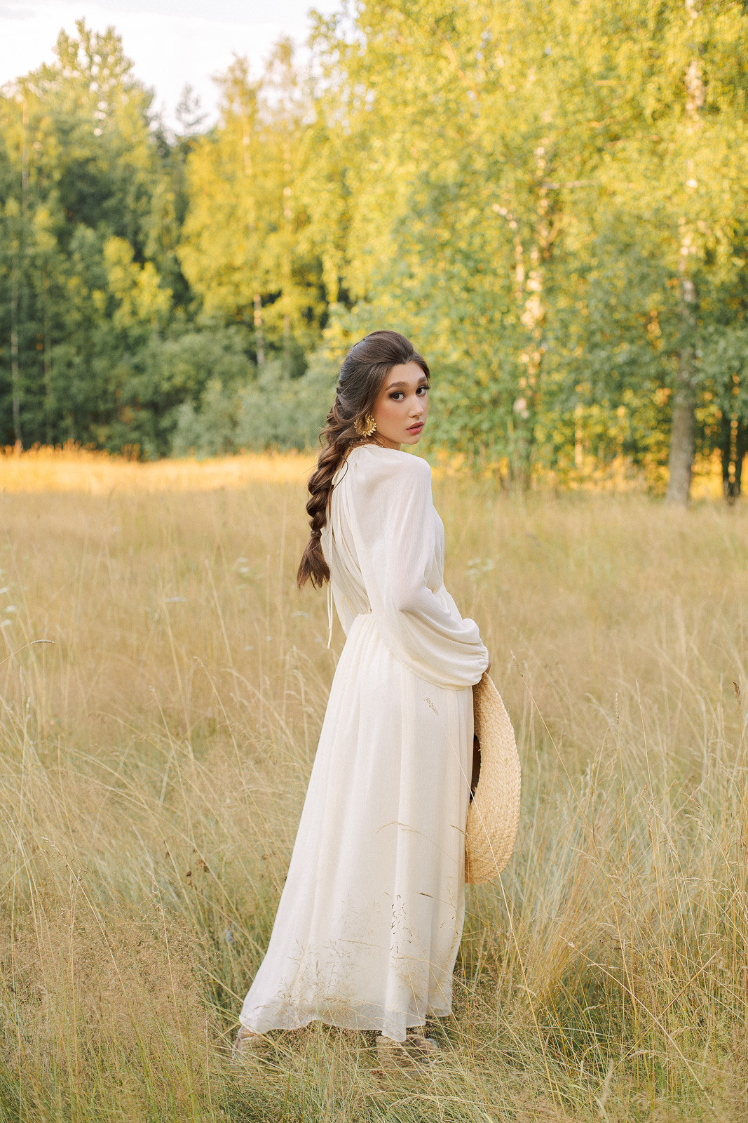 Прогулка по полю. Свадебный фотограф Санкт-Петербург  Москва