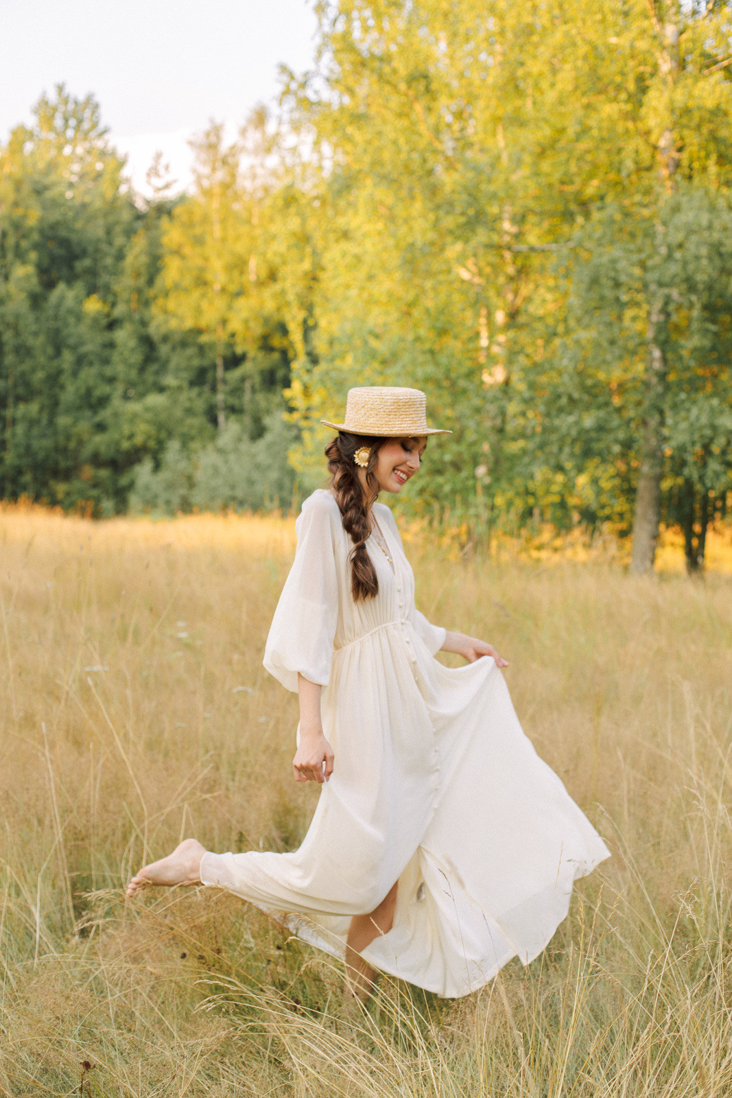 Прогулка по полю. Свадебный фотограф Санкт-Петербург  Москва